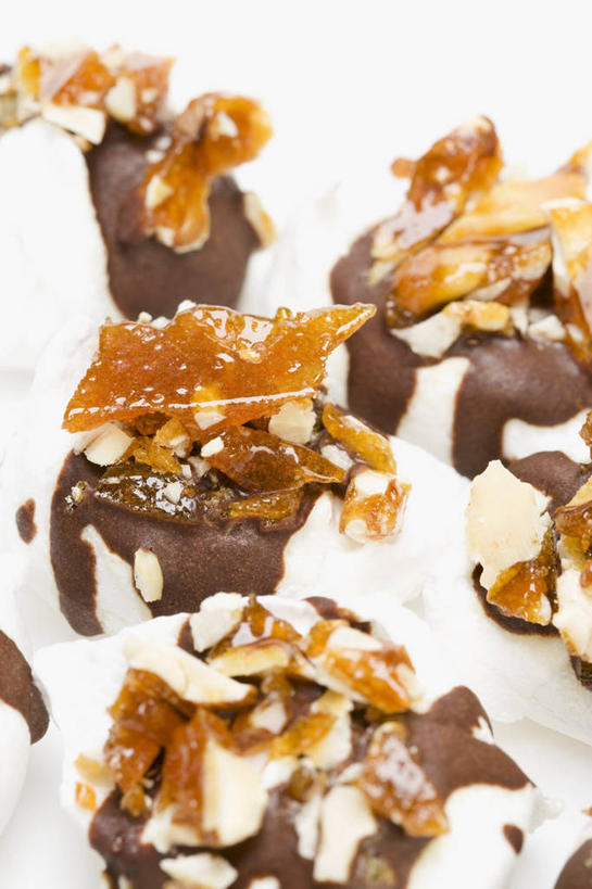 点心,无人,竖图,俯视,室内,特写,白天,白色背景,下午茶,桌面,桌子,五个,许多,阴影,反射,木制,影子,食品,糖,糖果,甜点,甜品,巧克力蛋糕,食物,糕点,木制品,甜食,巧克力,摄影,影棚,朱古力,彩图,高角度拍摄,影棚拍摄,拍摄,蛋糕