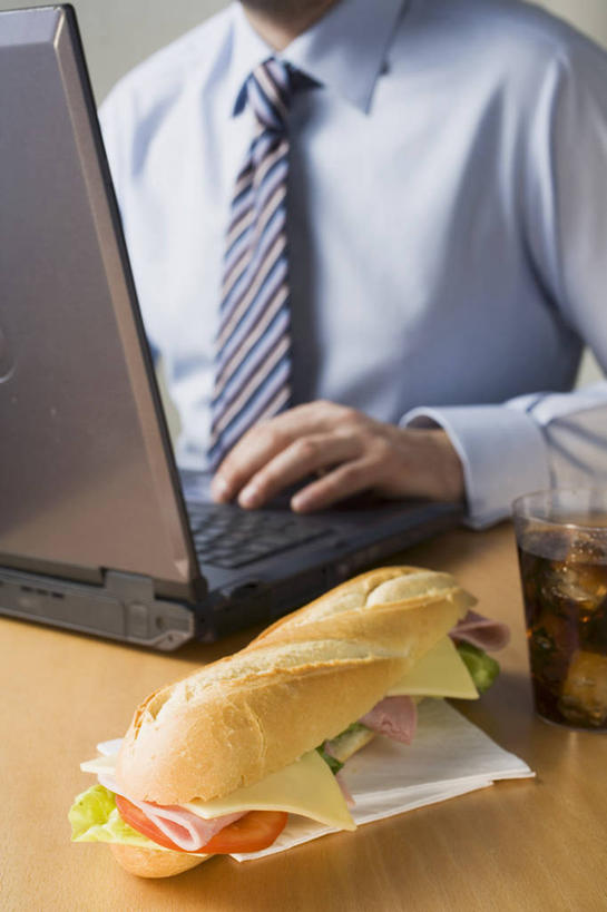 点心,面包,奶酪,西方人,一个人,商务人士,商务男性,办公室,坐,竖图,室内,白天,正面,衬衫,烹饪,西餐,电脑,笔记本电脑,家具,桌子,欧洲,欧洲人,仅一个男性,仅一个人,敲打,套装,网络,办公桌,肉,干酪,起司,三明治,料理,食品,面点,领带,芝士,营养,法国面包,输入,通讯设备,火腿,猪肉,菜肴,美食,肉类,食物,腌制,糕点,仅一个年轻男性,一个,快餐,打字,乳酪,西式,佳肴,单个,点击,敲击,法棍,无线,长棍面包,乳制品,象征,庄重,通信设备,商务装,身份,无线网络,发酵,肉食,无线上网,便携式电脑,工薪阶层,西式快餐,三文治,豚肉,法式长棍面包,办公家具,正式,地位,熏制,火肉,兰熏,猪腿,按键,手提电脑,男人,男性,年轻男性,白种人,白领,上班族,坐着,半身,彩图,衬衣