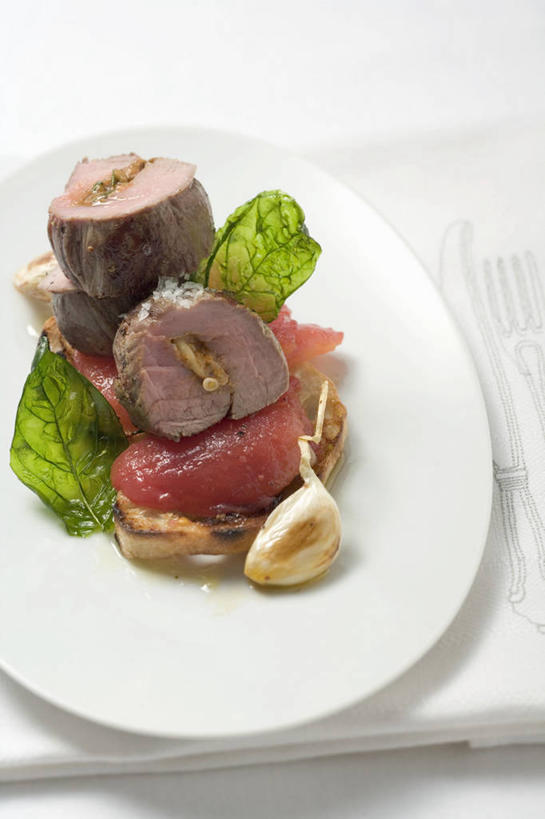 点心,面包,无人,竖图,俯视,室内,特写,白天,白色背景,植物,桌面,桌子,蔬菜,西红柿,小番茄,餐具,阴影,新鲜,反射,木制,碟子,盘,影子,香料,食品,面点,草药,吐司,中药,食物,糕点,盘子,餐巾,木制品,碟,香草,摄影,有机食品,绿色食品,影棚,法式面包,罗勒,紫苏,药材,中草药,吐司面包,九层塔,圣约瑟夫草,甜罗勒,兰香,中药材,本草,小西红柿,樱桃小番茄,珍珠小番茄,保洁方巾,口布,樱桃番茄,圣女果,番茄,彩图,高角度拍摄,影棚拍摄,拍摄,多士,听型面包