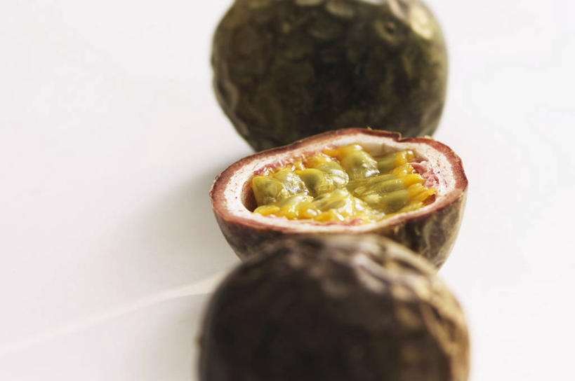 无人,横图,俯视,室内,特写,白天,白色背景,桌面,桌子,水果,一排,切开,阴影,朦胧,模糊,新鲜,整齐,反射,木制,影子,生食,食品,果实,食物,排列,三个,木制品,百香果,切,西番莲,摄影,有机食品,绿色食品,影棚,队列,剖面,切面,鸡蛋果,受难果,巴西果,彩图,高角度拍摄,影棚拍摄,拍摄