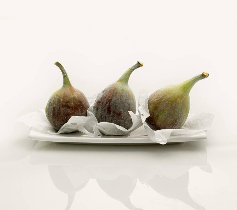 无人,横图,室内,特写,白天,白色背景,正面,桌面,桌子,无花果,餐具,水果,一排,阴影,新鲜,整齐,反射,木制,包装,包装纸,碟子,盘,影子,纸,生食,食品,果实,纸张,食物,排列,三个,盘子,木制品,碟,摄影,有机食品,绿色食品,影棚,包装材料,队列,羊皮纸,映日果,树地瓜,奶浆果,蜜果,彩图,影棚拍摄,拍摄