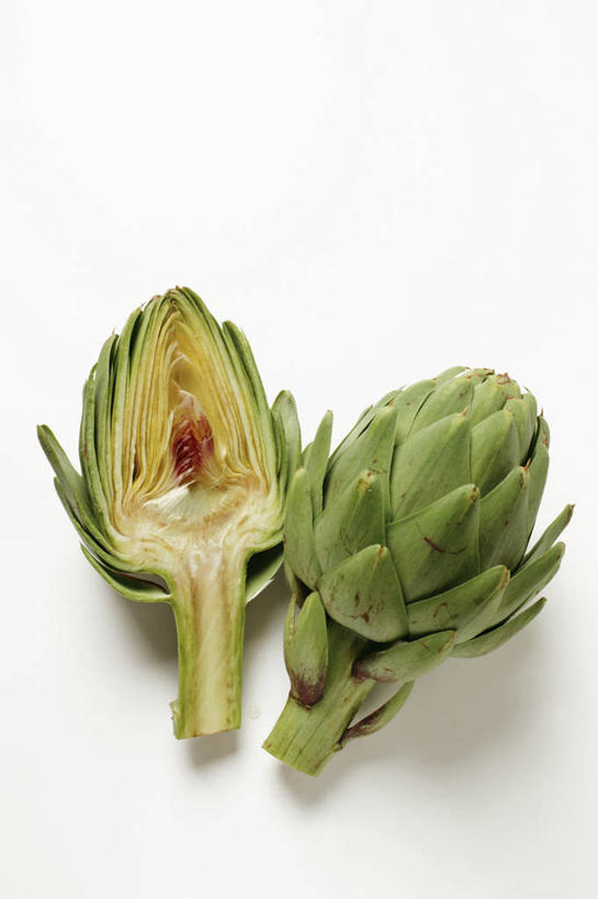 无人,竖图,俯视,室内,特写,白天,白色背景,桌面,桌子,蔬菜,切开,阴影,新鲜,反射,木制,影子,朝鲜蓟,食品,食物,一个,木制品,切,洋蓟,摄影,有机食品,绿色食品,影棚,单个,剖面,切面,彩图,高角度拍摄,影棚拍摄,拍摄,菜蓟,法国百合,球洋蓟,蔬菜之皇,洋百合