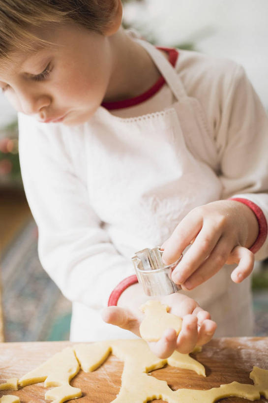 点心,西方人,儿童,一个人,站,竖图,室内,白天,正面,纯洁,桌面,桌子,欧洲,欧洲人,仅一个女性,仅一个人,握,服装,朦胧,模糊,木制,粉末,围裙,面粉,食品,曲奇,拿,粮食,拿着,注视,休闲装,食物,小孩,衣服,木制品,饼干,零食,低头,观察,看,站着,仅一个小孩,休闲,休闲服,粉,可爱,童年,童趣,握着,服饰,模具,观看,农产品,察看,关注,曲奇饼,童真,曲奇饼干,烂漫,无邪,原材料,粉状,天真,女孩,女人,女性,白种人,孩子,站立,半身,彩图,女生