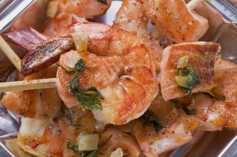 无人,横图,俯视,室内,特写,白天,烹饪,烧烤,厨具,金属制品,一堆,许多,阴影,堆叠,堆积,反射,金属,包装,包装纸,锅子,铝箔纸,锡箔纸,影子,纸,虾,烤架,纸张,烤肉,锅,铁架,锅具,堆,包装材料,锡箔,烹饪用具,斑节对虾,铝箔,斑节虾,日本对虾,竹节虾,烹调用具,烹调,彩图,高角度拍摄