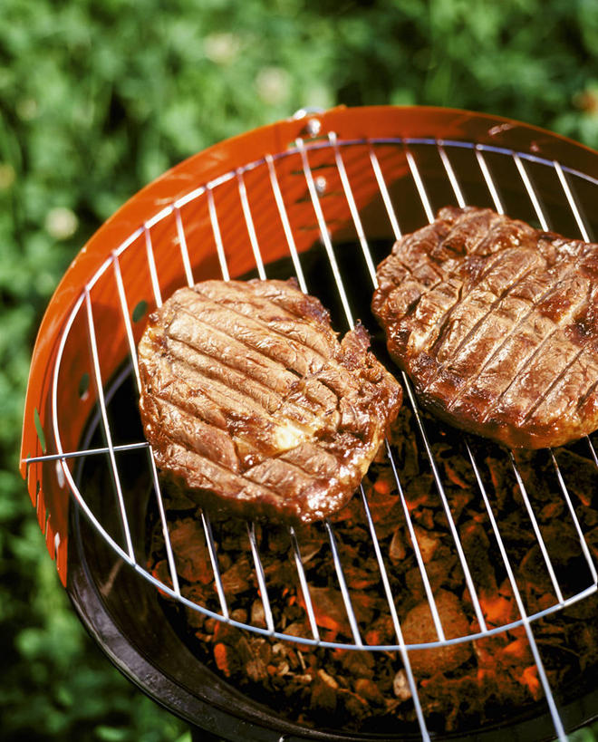 无人,竖图,俯视,室外,特写,白天,烹饪,烧烤,烘焙,西餐,热情,煤炭,草地,草坪,植物,火,金属制品,朦胧,模糊,金属,火焰,肉,牛排,牛肉,料理,食品,烤架,烤肉,燃烧,菜肴,美食,肉类,架子,草,食物,两个,绿色,铁架,西式,佳肴,能源,燃料,煤,能量,肉食,煤矿,矿业,冷却,化石燃料,冷却架,彩图,高角度拍摄