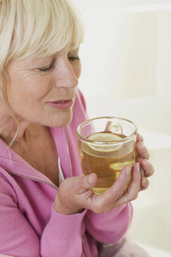 西方人,一个人,坐,闭眼,捧,竖图,室内,白天,正面,幸福,茶,杯子,玻璃,欧洲,欧洲人,仅一个年轻女性,仅一个女性,仅一个人,握,服装,拿,拿着,休闲装,娱乐,玻璃制品,饮料,一个,衣服,粉色,水杯,享受,休闲,温馨,休闲服,放松,乐趣,握着,服饰,单个,柠檬茶,舒适,年轻女性,女人,女性,白种人,茶杯,闭眼睛,闭着眼,闭着眼睛,端,端着,捧着,手捧,坐着,半身,彩图