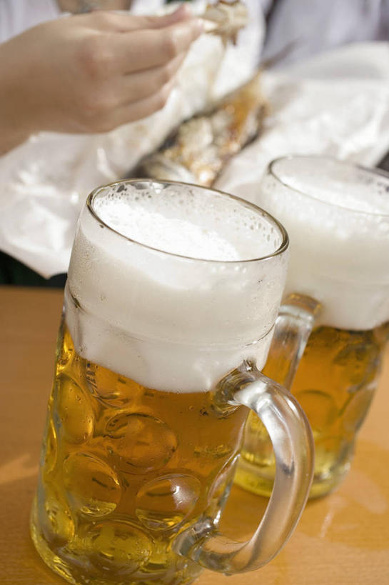 啤酒,西方人,手,一个人,坐,竖图,俯视,室内,特写,白天,桌面,桌子,杯子,欧洲,欧洲人,仅一个男性,仅一个人,握,服装,朦胧,模糊,木制,酒类,拿,拿着,休闲装,玻璃制品,酒,饮料,仅一个年轻男性,衣服,酒杯,木制品,啤酒杯,休闲,手部,休闲服,握着,服饰,单手,男人,男性,年轻男性,白种人,玻璃杯,坐着,半身,彩图,高角度拍摄