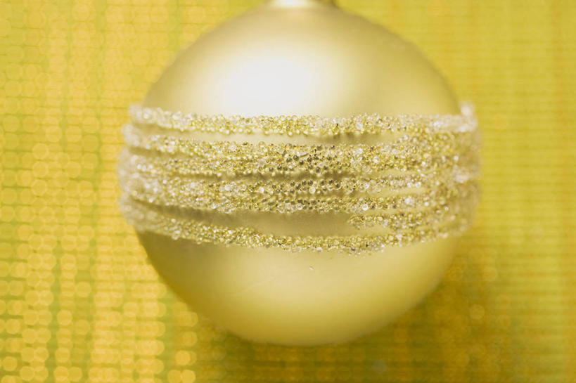 无人,横图,俯视,室内,特写,白天,桌面,桌子,静物,圣诞节,阴影,黄色背景,节日,朦胧,模糊,庆祝,装饰,反射,木制,挂饰,影子,圣诞球,文化,球,一个,木制品,庆典,球体,金色,摄影,影棚,单个,纪念,华丽,修饰,点缀,富贵,忠诚,衬托,美观,雅致,雅观,富丽,名誉,荣华,彩图,高角度拍摄,影棚拍摄,拍摄