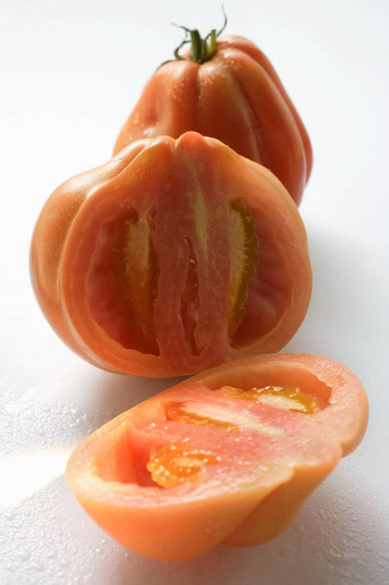 无人,竖图,俯视,室内,特写,白天,白色背景,桌面,桌子,蔬菜,西红柿,切开,阴影,朦胧,模糊,新鲜,反射,木制,影子,食品,食物,两个,木制品,切,摄影,有机食品,绿色食品,影棚,剖面,切面,番茄,彩图,高角度拍摄,影棚拍摄,拍摄