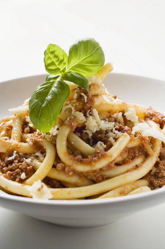 面食,面条,奶酪,意大利面,无人,竖图,俯视,室内,特写,白天,白色背景,西餐,植物,桌面,桌子,阴影,反射,木制,影子,陶瓷,面,肉,香料,干酪,起司,料理,食品,草药,陶瓷制品,芝士,营养,肉类,中药,食物,一个,木制品,容器,碗,香草,乳酪,西式,摄影,影棚,单个,储藏,罗勒,乳制品,储存,紫苏,药材,中草药,发酵,肉食,九层塔,圣约瑟夫草,甜罗勒,兰香,中药材,本草,彩图,高角度拍摄,影棚拍摄,拍摄,贮存