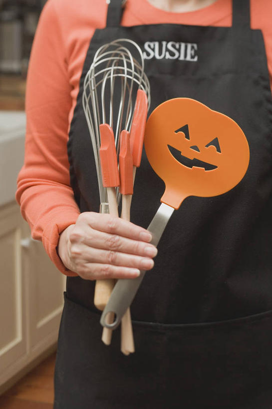 西方人,脸,头,脸颊,手,一个人,厨师,站,竖图,室内,特写,白天,正面,工作服,制服,烹饪,南瓜,蔬菜,厨具,金属制品,照明,欧洲,欧洲人,仅一个男性,仅一个人,握,节日,庆祝,新鲜,装饰,金属,英文,标志,围裙,文字,字符,字母,灯光,金瓜,食品,拿,拿着,文化,标识,镂空,番瓜,灯,食物,仅一个年轻男性,打蛋器,灯具,搅拌器,站着,庆典,手部,南瓜灯,万圣节,握着,有机食品,绿色食品,纪念,英文字母,单手,华丽,修饰,麦瓜,倭瓜,照亮,点缀,照明设备,刮刀,烹饪用具,衬托,美观,雅致,雅观,工作制服,镂刻,手动打蛋器,男人,男性,年轻男性,白种人,头部,脸部,脸蛋,面部,厨师长,厨子,大厨,主厨,烹调用具,烹调,站立,半身,彩图,工作套服