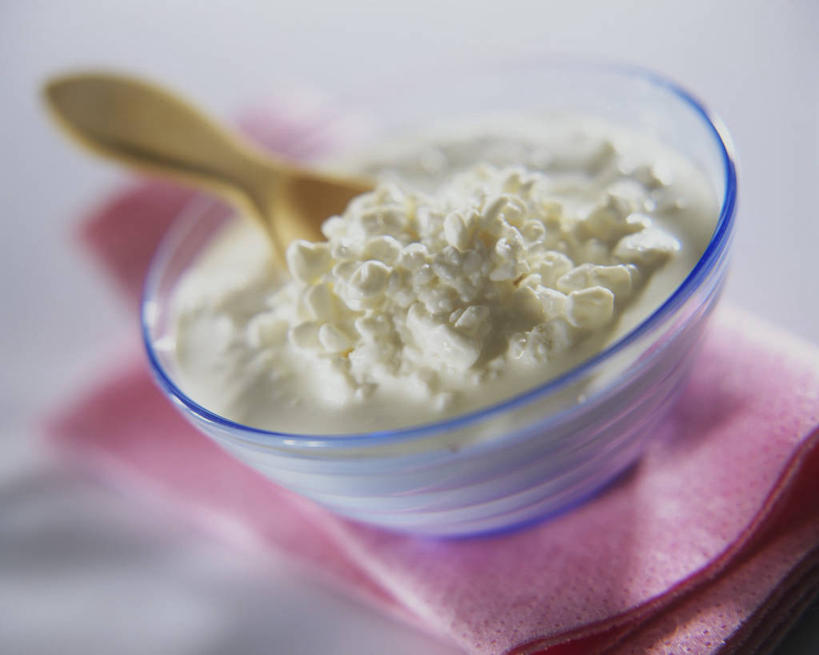 奶酪,无人,横图,俯视,室内,特写,白天,桌面,桌子,玻璃,阴影,灰色背景,朦胧,模糊,反射,木制,影子,勺子,干酪,起司,芝士,营养,玻璃制品,一个,粉色,餐巾,木制品,容器,调羹,汤匙,碗,乳酪,摄影,影棚,单个,储藏,乳制品,储存,发酵,保洁方巾,口布,彩图,高角度拍摄,影棚拍摄,拍摄,贮存