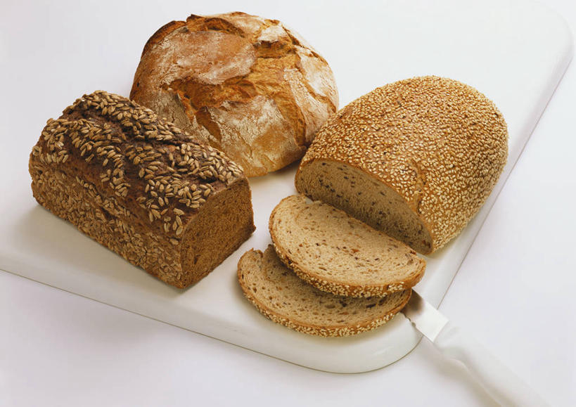 点心,面包,无人,横图,俯视,室内,特写,白天,白色背景,桌面,桌子,餐具,切开,阴影,反射,木制,工具,影子,食品,面点,案板,刀具,砧板,食物,糕点,三个,木制品,刀,切,黑面包,摄影,影棚,全麦面包,餐刀,剖面,切面,麸皮面包,彩图,高角度拍摄,影棚拍摄,拍摄