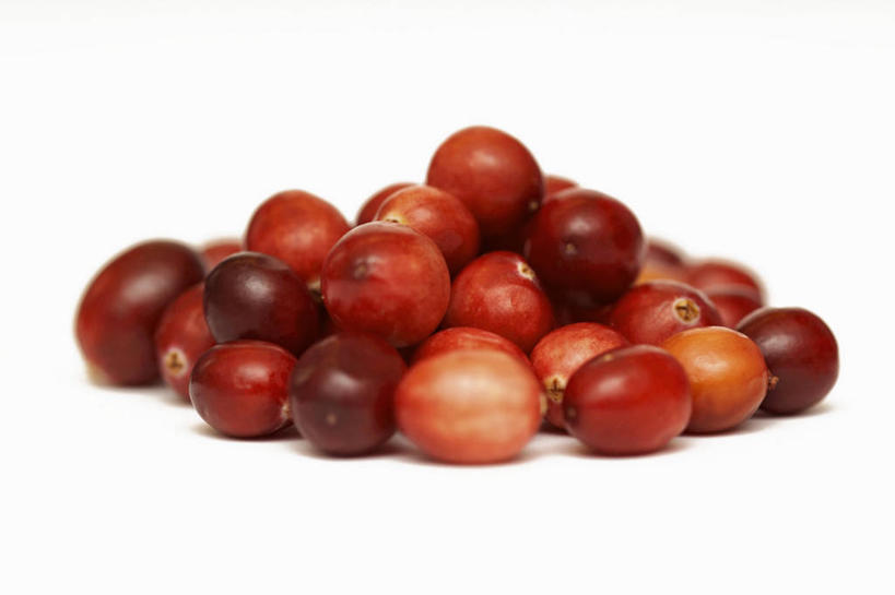 无人,横图,俯视,室内,特写,白天,白色背景,桌面,桌子,浆果,水果,一堆,许多,阴影,堆叠,堆积,朦胧,模糊,新鲜,反射,木制,影子,灯笼果,生食,食品,果实,食物,木制品,摄影,有机食品,绿色食品,影棚,堆,红醋栗,醋栗,彩图,高角度拍摄,影棚拍摄,拍摄