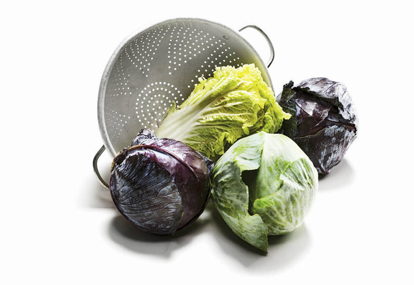 无人,横图,俯视,室内,特写,白天,白色背景,桌面,桌子,蔬菜,椰菜,卷心菜,金属制品,阴影,新鲜,反射,金属,木制,滤器,影子,勺子,食品,食物,一个,木制品,四个,甘蓝,摄影,有机食品,绿色食品,抱子甘蓝,芽甘蓝,影棚,单个,漏勺,球芽甘蓝,子持甘蓝,结球甘蓝,甘兰,包心菜,彩图,高角度拍摄,影棚拍摄,拍摄