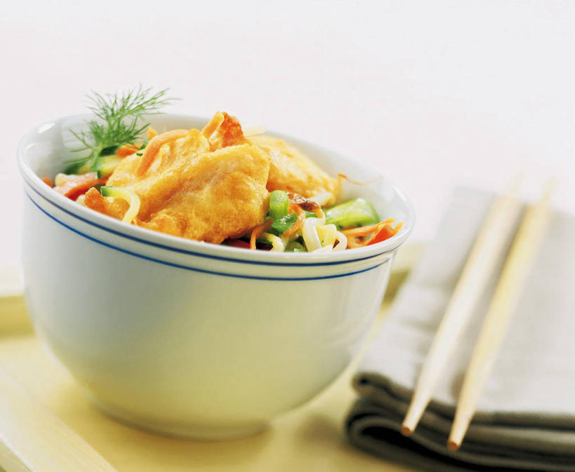 海鲜,无人,横图,俯视,室内,特写,白天,白色背景,烹饪,中餐,筷子,桌面,桌子,蔬菜,餐具,一双,阴影,朦胧,模糊,新鲜,反射,木制,鱼,影子,陶瓷,肉,鱼肉,料理,食品,陶瓷制品,文化,传统,水产,菜肴,美食,肉类,鱼类,海洋生物,食物,餐巾,木制品,容器,碗,中式,摄影,佳肴,有机食品,绿色食品,影棚,储藏,礼节,储存,水生动物,海产品,礼仪,水生物,肉食,海底动物,鳕鱼,鳘鱼,南极美露鳕,保洁方巾,口布,进餐用具,彩图,高角度拍摄,影棚拍摄,拍摄,贮存