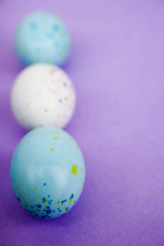 无人,竖图,俯视,室内,特写,白天,桌面,桌子,复活节,一排,阴影,紫色背景,节日,朦胧,模糊,庆祝,整齐,反射,木制,影子,蛋,文化,排列,三个,蓝色,白色,木制品,庆典,摄影,影棚,纪念,队列,彩蛋,复活节彩蛋,彩图,高角度拍摄,影棚拍摄,拍摄