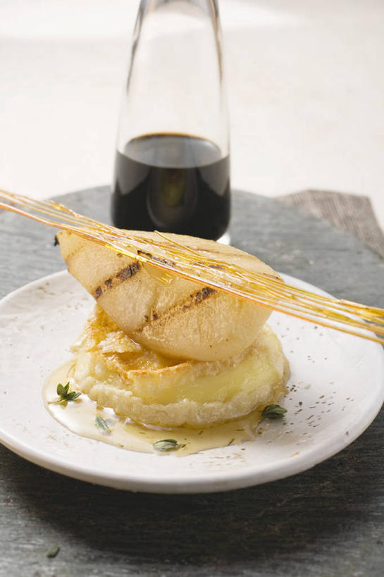 奶酪,无人,竖图,俯视,室内,特写,白天,白色背景,桌面,桌子,梨,餐具,水果,阴影,朦胧,模糊,新鲜,反射,碟子,罐子,盘,影子,大理石,调料,生食,干酪,起司,食品,果实,调味品,芝士,营养,调味料,玻璃制品,食物,盘子,玻璃瓶,瓶子,碟,乳酪,香梨,摄影,有机食品,绿色食品,影棚,乳制品,发酵,山羊奶酪,大理石制品,生梨,彩图,高角度拍摄,影棚拍摄,拍摄