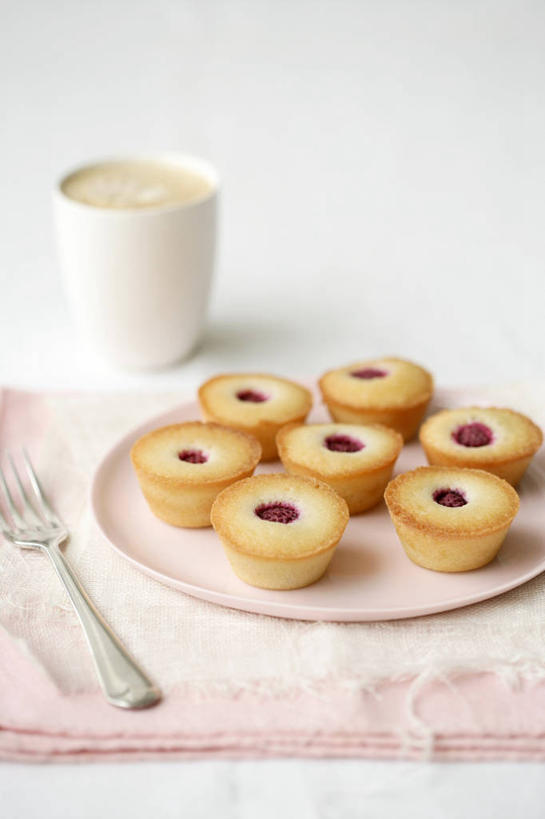 点心,咖啡,无人,竖图,俯视,室内,特写,白天,白色背景,下午茶,幸福,桌面,桌子,杯子,餐具,水果,阴影,朦胧,模糊,新鲜,反射,木制,叉子,瓷器,碟子,盘,影子,生食,卡布奇诺,食品,果实,咖啡杯,陶瓷制品,娱乐,蛋挞,食物,糕点,饮料,盘子,木制品,碟,享受,休闲,温馨,放松,乐趣,摄影,有机食品,绿色食品,影棚,提神,舒适,瓷杯,醒脑,山莓,树莓,三月泡,四月泡,山抛子,刺葫芦,悬钩子,馒头菠,高脚菠,龙船泡,泡儿刺,餐叉,软饮料,卡布奇诺咖啡,蛋塔,进餐用具,彩图,高角度拍摄,影棚拍摄,拍摄