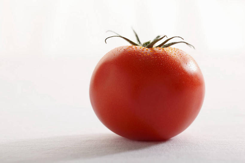 无人,横图,室内,特写,白天,白色背景,正面,水,桌面,桌子,蔬菜,西红柿,阴影,新鲜,反射,木制,液体,影子,水滴,食品,食物,一个,红色,木制品,摄影,有机食品,绿色食品,影棚,单个,番茄,彩图,影棚拍摄,拍摄