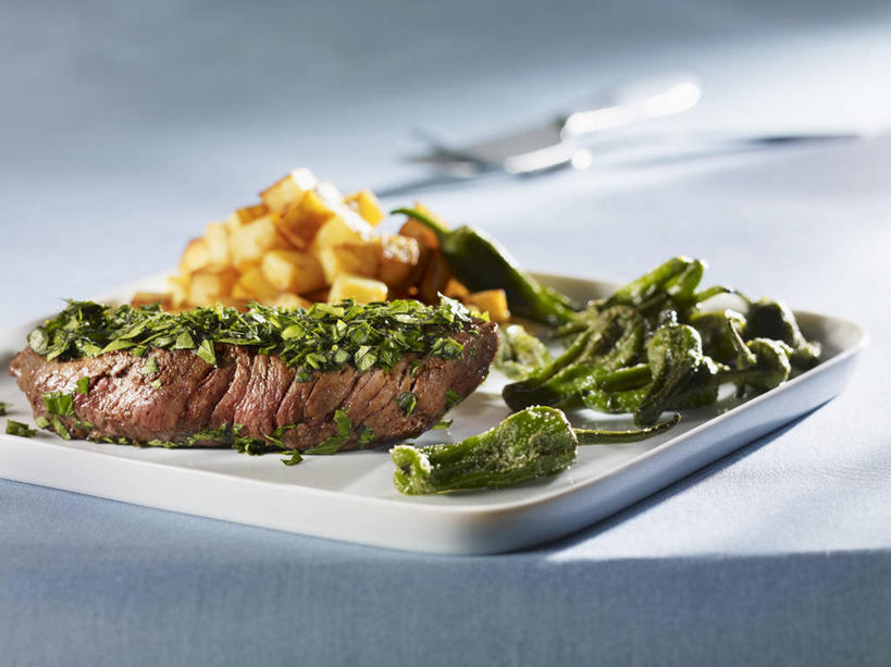 无人,横图,俯视,室内,特写,白天,烹饪,西餐,桌面,桌子,辣椒,蔬菜,餐具,阴影,灰色背景,新鲜,反射,木制,叉子,刀叉,刀子,碟子,盘,影子,肉,牛排,牛肉,料理,食品,菜肴,美食,肉类,食物,盘子,木制品,碟,西式,摄影,佳肴,有机食品,绿色食品,影棚,餐刀,肉食,彩椒,餐叉,辣角,红海椒,大椒,辣虎,广椒,进餐用具,甜椒,柿子椒,辣子,海椒,番椒,灯笼椒,彩图,高角度拍摄,影棚拍摄,拍摄