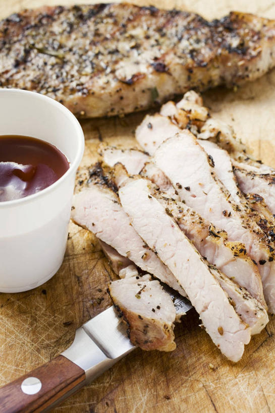 无人,竖图,俯视,室内,特写,白天,烧烤,桌面,桌子,杯子,餐具,一把,阴影,朦胧,模糊,反射,木制,工具,影子,调料,酱料,酱汁,茄汁,肉,佐料,刀具,烤架,烤肉,调味品,调味料,番茄酱,猪肉,酱,肉类,一个,木制品,纸制品,刀,铁架,单个,纸杯,一次性杯子,餐刀,肉食,豚肉,彩图,高角度拍摄