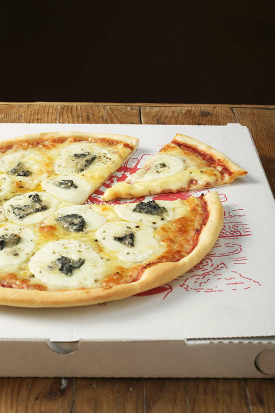 奶酪,无人,竖图,俯视,室内,特写,白天,烹饪,西餐,桌面,桌子,礼盒,礼物,一块,阴影,黑色背景,反射,木制,影子,纸盒,干酪,起司,料理,食品,披萨,匹萨,芝士,营养,菜肴,美食,盒子,食物,一个,包装盒,木制品,礼品盒,快餐,乳酪,西式,摄影,礼品,佳肴,影棚,单个,乳制品,比萨,发酵,西式快餐,垃圾食品,蓝纹奶酪,意大利薄饼,斯提耳顿干酪,彩图,高角度拍摄,影棚拍摄,拍摄