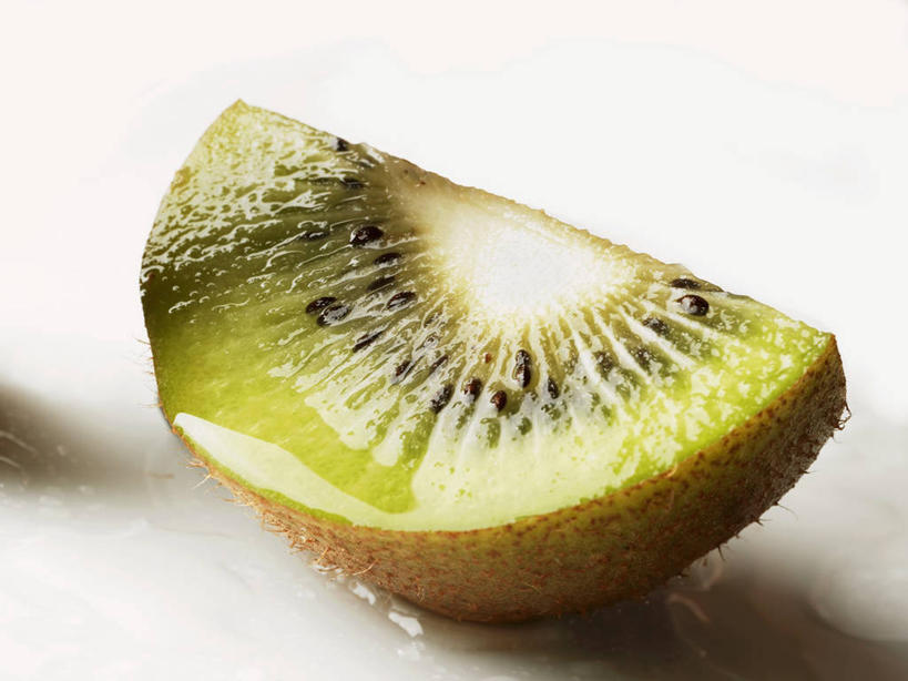 无人,横图,俯视,室内,特写,白天,白色背景,水,桌面,桌子,猕猴桃,水果,一块,阴影,新鲜,反射,纹路,木制,纹理,液体,影子,水滴,生食,食品,果实,食物,木制品,摄影,有机食品,绿色食品,影棚,肌理,奇异果,猕猴梨,彩图,高角度拍摄,影棚拍摄,拍摄