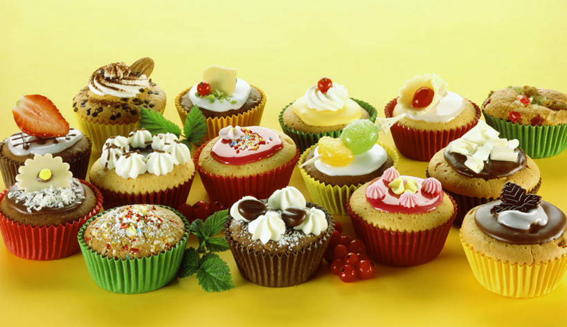 点心,无人,横图,俯视,室内,特写,白天,下午茶,桌面,桌子,草莓,浆果,水果,许多,阴影,黄色背景,新鲜,盛开,反射,木制,影子,生食,食品,糖,糖果,甜点,甜品,果实,花蕾,松饼,花,花瓣,花朵,鲜花,食物,糕点,木制品,甜食,奶油,巧克力,花苞,花蕊,摄影,有机食品,绿色食品,影棚,朱古力,纸托,乳制品,激凌,克林姆,淇淋,玛芬蛋糕,蛋糕托,蛋糕托纸,蛋糕纸托,洋莓,水果皇后,红莓,地莓,彩图,高角度拍摄,影棚拍摄,拍摄