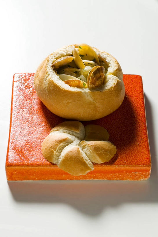 点心,海鲜,面包,无人,竖图,俯视,室内,特写,白天,白色背景,桌面,桌子,餐具,阴影,朦胧,模糊,反射,木制,碟子,盘,影子,食品,面点,蛤蜊,水产,海洋生物,食物,糕点,一个,盘子,木制品,碟,橙色,蛤,摄影,影棚,单个,水生动物,海产品,水生物,海底动物,小圆面包,蛤仔,彩图,高角度拍摄,影棚拍摄,拍摄