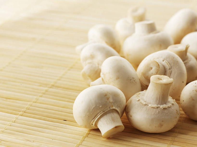 无人,横图,俯视,室内,特写,白天,桌面,桌子,蔬菜,一堆,许多,阴影,堆叠,堆积,新鲜,反射,木制,影子,菌菇,蘑菇,食品,菌类,食物,木制品,食用菌,有机食品,绿色食品,堆,彩图,高角度拍摄