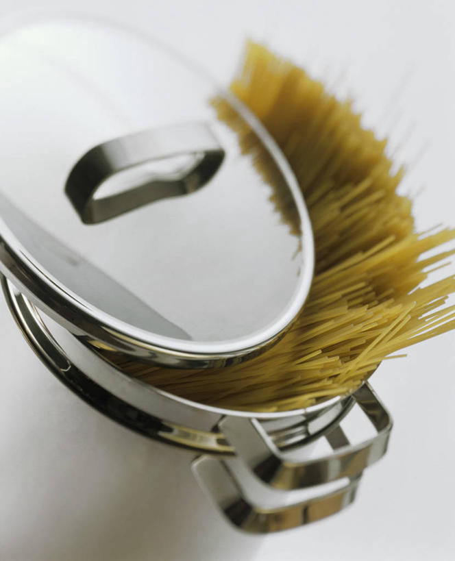 面食,面条,意大利面,无人,竖图,俯视,室内,特写,白天,白色背景,烹饪,西餐,桌面,桌子,厨具,金属制品,许多,阴影,反射,金属,木制,锅子,影子,面,料理,食品,锅,食物,一个,黄色,木制品,西式,摄影,影棚,单个,锅具,烹饪用具,烹调用具,烹调,彩图,高角度拍摄,影棚拍摄,拍摄