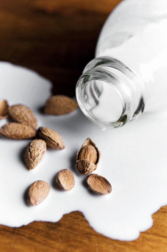 牛奶,无人,竖图,俯视,室内,特写,白天,桌面,桌子,杏仁,阴影,反射,木制,罐子,影子,饮品,营养,玻璃制品,饮料,一个,玻璃瓶,木制品,瓶子,肮脏,单个,乳制品,奶,牛乳,邋遢,安神,龌龊,污秽,杏子,杏梅仁,杏核仁,木落子,苦杏仁,彩图,高角度拍摄