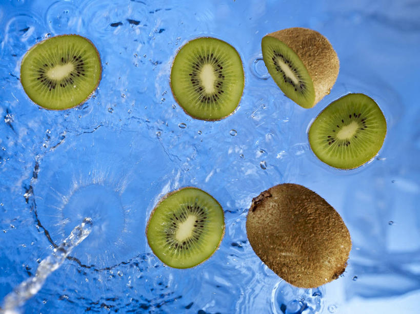 无人,横图,俯视,室内,特写,白天,水,猕猴桃,水果,许多,切开,阴影,波纹,飞溅,蓝色背景,新鲜,溅,透明,反射,液体,影子,气泡,生食,食品,果实,涟漪,漩涡,水泡,水珠,食物,水纹,泡泡,切,摄影,有机食品,绿色食品,影棚,圆弧,喷洒,剖面,切面,奇异果,猕猴梨,彩图,高角度拍摄,影棚拍摄,拍摄