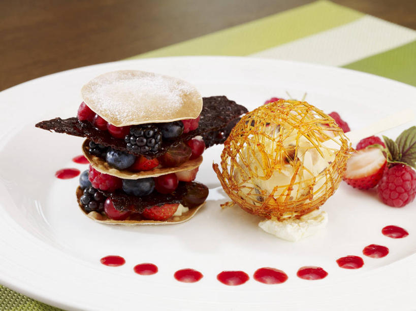 无人,横图,俯视,室内,特写,白天,桌面,桌子,浆果,蓝莓,餐具,水果,阴影,新鲜,反射,木制,布料,碟子,盘,影子,灯笼果,生食,食品,冰激凌,果实,清凉,布纹,桌布,食物,盘子,餐巾,木制品,碟,台布,冷饮,舒服,冰淇淋,有机食品,绿色食品,解暑,解渴,雪糕,红醋栗,舒爽,冰糕,消暑,山都柿,蓝浆果,蓝靛果,醋栗,彩图,高角度拍摄