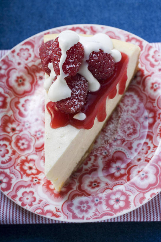 点心,无人,竖图,俯视,室内,特写,白天,下午茶,餐具,水果,阴影,蓝色背景,朦胧,模糊,新鲜,盛开,反射,碟子,盘,影子,生食,食品,甜点,甜品,果实,花蕾,花,花瓣,花朵,鲜花,食物,糕点,红色,盘子,碟,甜食,奶油,花苞,花蕊,摄影,有机食品,绿色食品,影棚,乳制品,山莓,树莓,三月泡,四月泡,山抛子,刺葫芦,悬钩子,馒头菠,高脚菠,龙船泡,泡儿刺,海绵蛋糕,激凌,克林姆,淇淋,奶酪蛋糕,乳酪蛋糕,彩图,高角度拍摄,影棚拍摄,拍摄,蛋糕