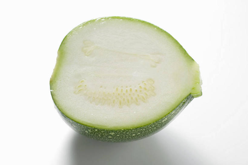 无人,横图,俯视,室内,特写,白天,白色背景,桌面,桌子,蔬菜,切开,阴影,新鲜,反射,木制,影子,食品,西葫芦,半个,食物,木制品,切,一半,白瓜,摄影,有机食品,绿色食品,影棚,剖面,切面,茭瓜,彩图,高角度拍摄,影棚拍摄,拍摄