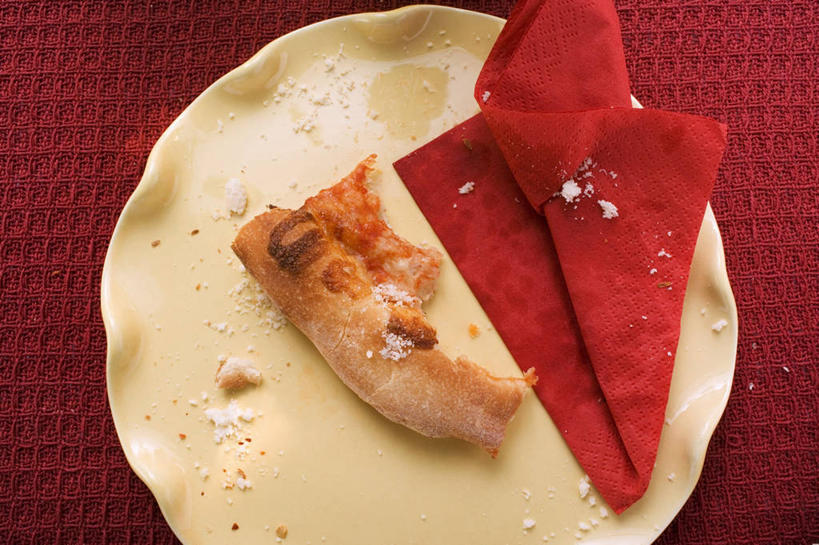 无人,横图,俯视,室内,特写,白天,烹饪,西餐,桌面,桌子,餐具,一块,阴影,红色背景,反射,木制,碟子,盘,影子,料理,食品,披萨,匹萨,菜肴,美食,食物,红色,盘子,餐巾,木制品,碟,快餐,西式,摄影,佳肴,影棚,比萨,西式快餐,垃圾食品,意大利薄饼,保洁方巾,口布,彩图,高角度拍摄,影棚拍摄,拍摄