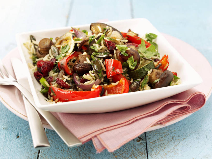 无人,横图,俯视,室内,特写,白天,桌面,桌子,辣椒,蔬菜,餐具,阴影,新鲜,反射,木制,叉子,刀叉,刀子,碟子,盘,影子,陶瓷,食品,陶瓷制品,食物,盘子,餐巾,木制品,容器,碟,碗,摄影,有机食品,绿色食品,影棚,储藏,储存,餐刀,彩椒,餐叉,辣角,红海椒,大椒,辣虎,广椒,保洁方巾,口布,进餐用具,甜椒,柿子椒,辣子,海椒,番椒,灯笼椒,彩图,高角度拍摄,影棚拍摄,拍摄,贮存