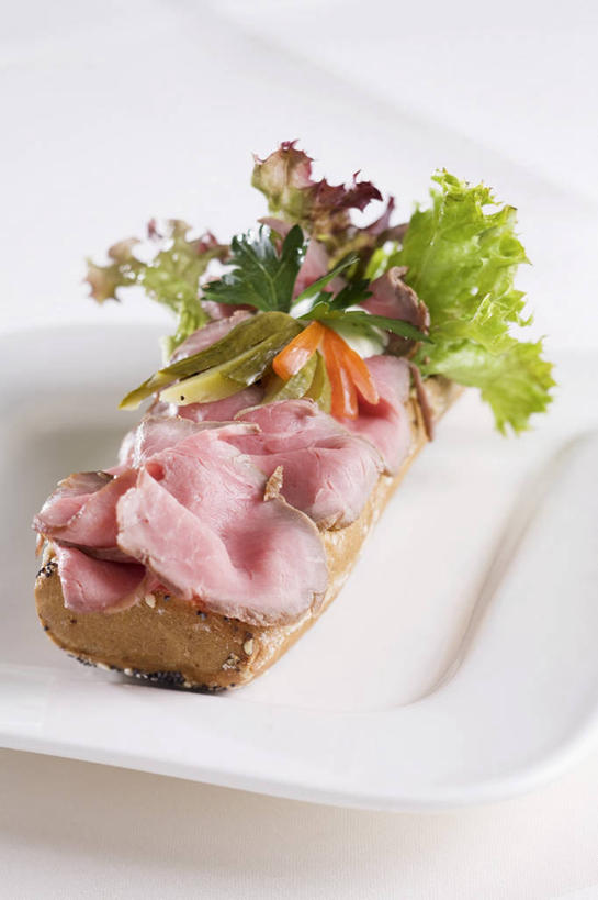 点心,面包,无人,竖图,俯视,室内,特写,白天,白色背景,桌面,桌子,萝卜,胡萝卜,蔬菜,餐具,阴影,新鲜,反射,木制,碟子,盘,影子,肉,牛肉,食品,面点,法国面包,肉类,食物,糕点,盘子,木制品,碟,摄影,有机食品,绿色食品,影棚,法棍,长棍面包,肉食,法式长棍面包,红萝卜,甘荀,彩图,高角度拍摄,影棚拍摄,拍摄