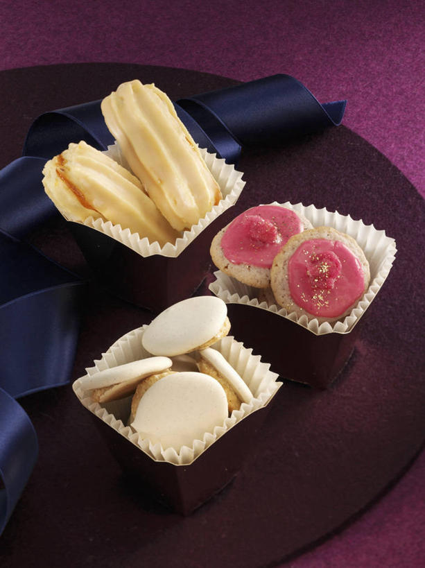 点心,无人,竖图,俯视,室内,特写,白天,桌面,桌子,一堆,许多,阴影,堆叠,堆积,紫色背景,反射,木制,影子,食品,曲奇,食物,木制品,饼干,零食,摄影,影棚,纸托,堆,曲奇饼,曲奇饼干,蛋糕托,蛋糕托纸,蛋糕纸托,彩图,高角度拍摄,影棚拍摄,拍摄