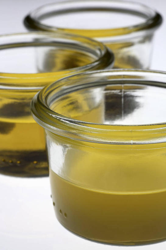 无人,竖图,俯视,室内,特写,白天,白色背景,桌面,桌子,玻璃,阴影,朦胧,模糊,反射,木制,影子,食用油,油,橄榄油,玻璃制品,三个,玻璃瓶,木制品,瓶子,摄影,影棚,广口瓶,植物油,彩图,高角度拍摄,影棚拍摄,拍摄