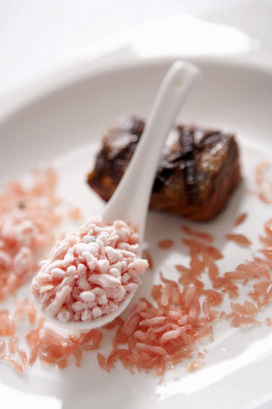 三文鱼,无人,竖图,俯视,室内,特写,白天,白色背景,鲑鱼,石榴,餐具,水果,阴影,新鲜,反射,碟子,盘,影子,勺子,生食,食品,果实,食物,一个,盘子,调羹,碟,汤匙,摄影,有机食品,绿色食品,影棚,单个,大马哈鱼,撒蒙鱼,萨门鱼,冰海之皇,鲑,马哈鱼,麻哈鱼,大麻哈鱼,涂林,若榴,金罂,金庞,丹若,安石榴,彩图,高角度拍摄,影棚拍摄,拍摄