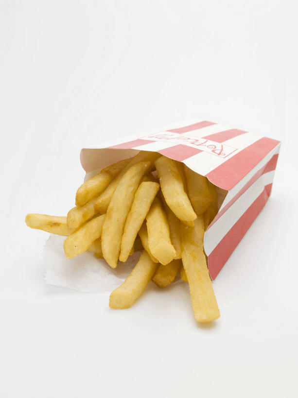 无人,竖图,俯视,室内,特写,白天,白色背景,烹饪,西餐,餐桌,桌子,一堆,许多,阴影,堆叠,堆积,条纹,反射,影子,纸盒,料理,食品,薯条,菜肴,美食,盒子,食物,一个,包装盒,快餐,西式,摄影,佳肴,影棚,单个,餐台,堆,西式快餐,垃圾食品,彩图,高角度拍摄,影棚拍摄,拍摄