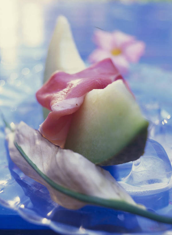 无人,竖图,俯视,室内,特写,白天,桌面,桌子,餐具,水果,阴影,蓝色背景,朦胧,模糊,新鲜,反射,木制,碟子,盘,影子,肉,生食,食品,果实,甜瓜,火腿,猪肉,肉类,食物,腌制,盘子,木制品,碟,摄影,有机食品,绿色食品,影棚,甘瓜,肉食,白兰瓜,豚肉,兰州蜜瓜,熏制,火肉,兰熏,猪腿,彩图,高角度拍摄,影棚拍摄,拍摄