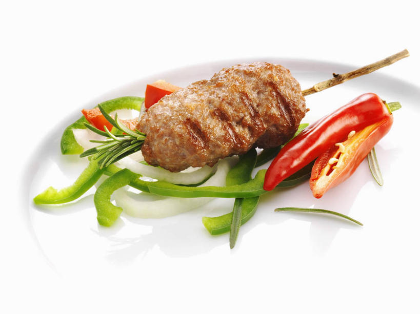 无人,横图,俯视,室内,特写,白天,白色背景,烧烤,桌面,桌子,辣椒,蔬菜,餐具,阴影,新鲜,反射,木制,碟子,盘,影子,肉,食品,烤架,烤肉,肉类,食物,盘子,木制品,碟,铁架,摄影,有机食品,绿色食品,影棚,迷迭香,肉食,彩椒,辣角,红海椒,大椒,辣虎,广椒,海洋之露,甜椒,柿子椒,辣子,海椒,番椒,灯笼椒,彩图,高角度拍摄,影棚拍摄,拍摄