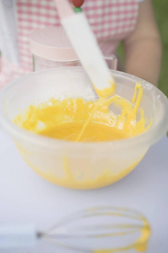 点心,西方人,儿童,一个人,坐,竖图,俯视,室内,白天,烹饪,纯洁,桌面,桌子,厨具,玻璃,金属制品,欧洲,欧洲人,仅一个女性,仅一个人,服装,朦胧,模糊,金属,木制,食品,甜点,甜品,休闲装,玻璃制品,食物,糕点,小孩,衣服,木制品,容器,打蛋器,搅拌器,碗,甜食,奶油,仅一个小孩,休闲,休闲服,可爱,童年,童趣,服饰,储藏,乳制品,储存,童真,烂漫,无邪,烹饪用具,激凌,克林姆,淇淋,手动打蛋器,天真,女孩,女人,女性,白种人,孩子,烹调用具,烹调,坐着,半身,彩图,高角度拍摄,贮存,女生