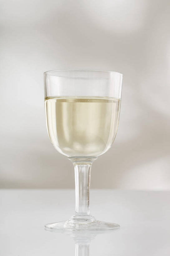 红酒,葡萄酒,无人,竖图,室内,特写,白天,正面,桌面,桌子,杯子,阴影,灰色背景,反射,木制,高脚杯,影子,红酒杯,白葡萄酒,酒类,一杯,玻璃制品,酒,饮料,酒杯,木制品,摄影,影棚,葡萄酒杯,玻璃杯,彩图,影棚拍摄,拍摄