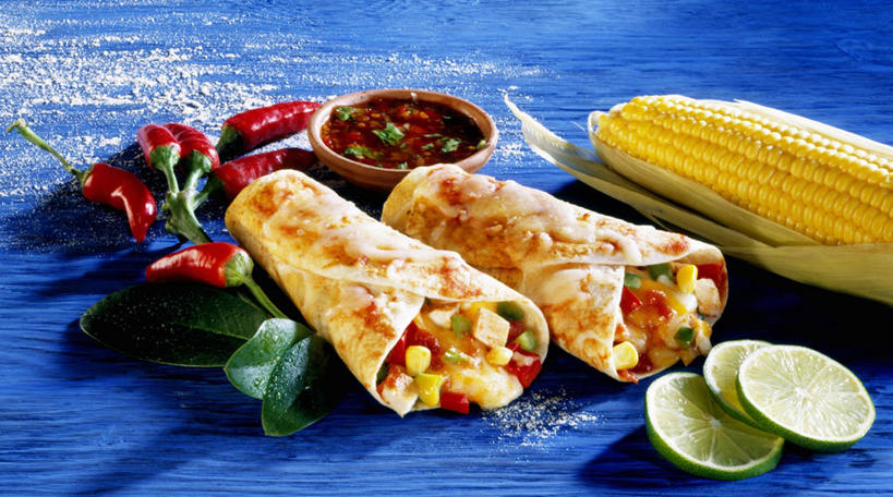 点心,无人,横图,俯视,室内,特写,白天,玉米,桌面,桌子,辣椒,蔬菜,阴影,蓝色背景,新鲜,反射,木制,棒子,影子,陶瓷,玉蜀黍,调料,酱料,酱汁,佐料,食品,陶瓷制品,调味品,调味料,文化,酱,辣酱,饼,小吃,食物,糕点,木制品,容器,碗,甜食,摄影,有机食品,绿色食品,影棚,储藏,苞米,辣椒酱,储存,苞芦,玉米饼,辣角,红海椒,大椒,辣虎,广椒,苞谷,酸橙,包谷,大蜀黍,番麦,薏米包,玉高粱,玉麦,珍珠米,代代,橙子,橙,辣子,红辣椒,海椒,番椒,彩图,高角度拍摄,影棚拍摄,拍摄,贮存