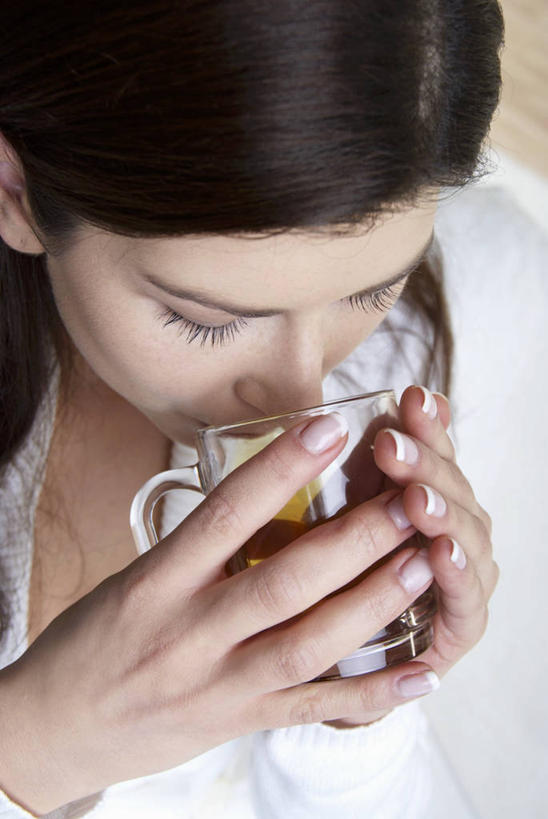 西方人,脸,头,脸颊,手,一个人,坐,闭眼,竖图,俯视,室内,特写,白天,幸福,茶,杯子,玻璃,欧洲,欧洲人,双手,仅一个年轻女性,仅一个女性,仅一个人,握,服装,朦胧,模糊,茶叶,拿,拿着,休闲装,娱乐,肩膀,玻璃制品,衣服,水杯,享受,休闲,温馨,手部,休闲服,放松,乐趣,握着,服饰,提神,舒适,醒脑,年轻女性,女人,女性,白种人,头部,脸部,脸蛋,面部,茶杯,闭眼睛,闭着眼,闭着眼睛,坐着,半身,彩图,高角度拍摄